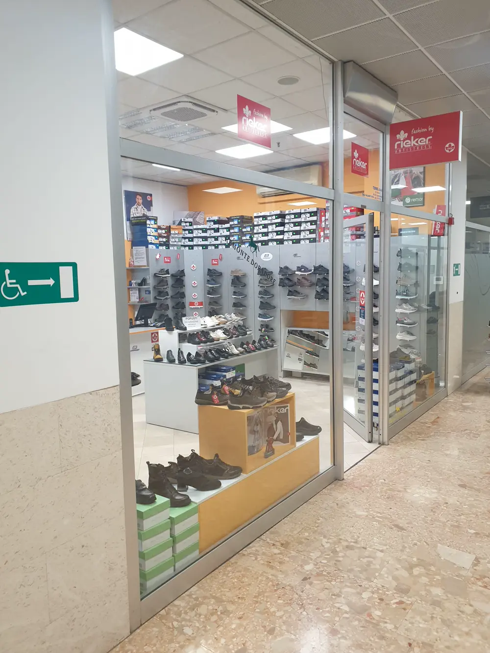 Izlog trgovine Termil na 1. katu Shopping centra Prečko